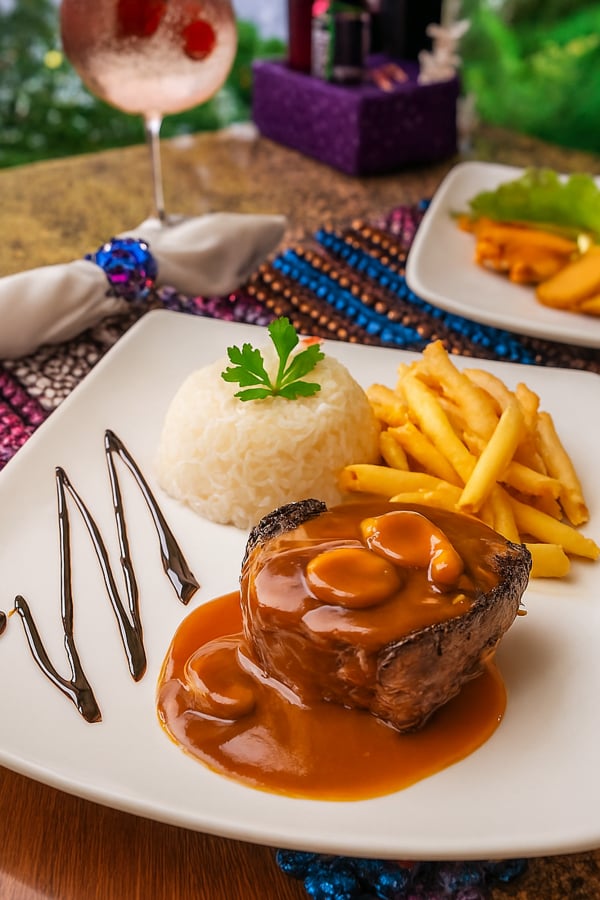 Espaço Lampião - Filé migon ao molho de champignon